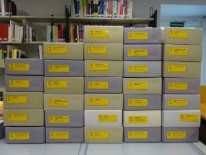 neu beschriftete Archivboxen mit gelben Etiketten