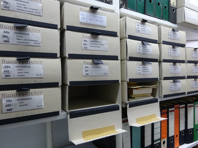 geöffnete Archivboxen im Vorablage-Regal