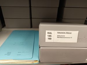 eine Archivmappe liegt neben der zugehörigen Archivbox