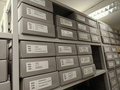 Archivboxen im Regal