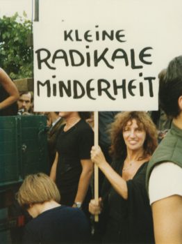 Foto: Privat/ Vorlass Peggy Parnass Peggy Parnass hält Schild mit Aufschrift