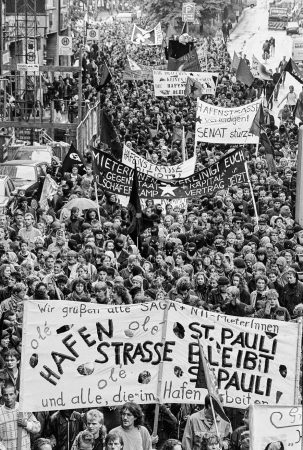 Demonstrationszug mit Transparent "Hafenstraße bleibt", 15.07.1989