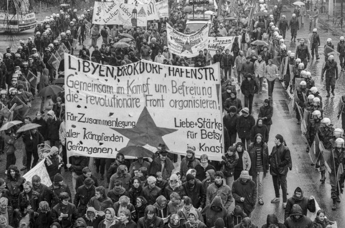 Demonstrationszug mit Transparent "Libyen, Brokdorf, Hafenstraße - gemeinsam im Kampf um Befreiung die revolutionäre Front organisieren", 1.11 1986