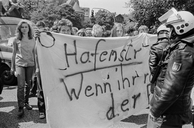 Demonstrierende mit Transparent "Hafenstraße", 6.7.1985