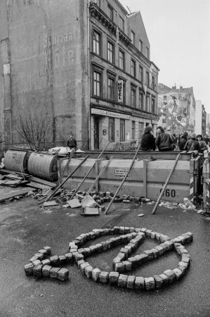 Barrikade in der Bernhard-Nocht-Straße mit Symbol der HausbesetzerInnen