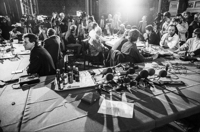 Pressekonferenz in der Hamburger Bürgerschaft, Tisch mit Mikrophonen