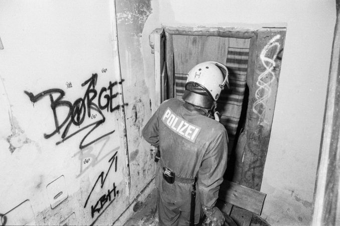 Polizist mit Schutzhelm bei einer Wohnungsräumung in der Hafenstraße