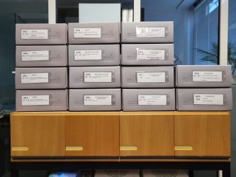 beschriftete Archivboxen