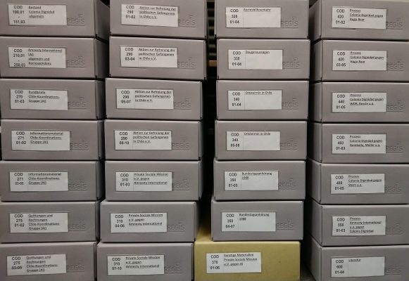Stapel mit grauen Archivboxen