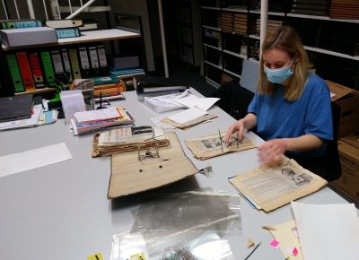 © Archiv des Hamburger Instituts für Sozialforschung Praktikantin verpackt alte Unterlagen archivgerecht