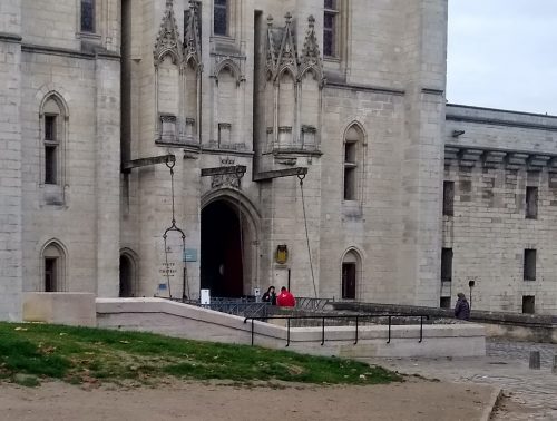 Einganstor zum Gebäude des französischen Militärarchivs, historisches Schloss von Vincennes aus grauen Steinen