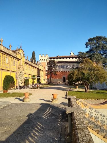 Außenansicht historisches Gebäude in mediterranem Stil, Vorhof und blauer Himmel