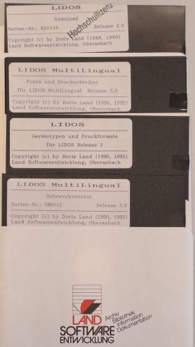 Vier 5,25 Zoll-Disketten mit Aufschrift "LIDOS Hochschullizenz" bzw. "LIDOS Multilingual, Release 2.0 und 3.0, Papierhülle mit Logo Land "Sofatware-Entwicklung"