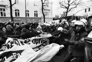 Am 1. Dezember 2001, kurz nach 12 Uhr, trifft der Demonstrationszug der Antifaschistischen Aktion Berlin an der Kreuzung Oranienburger Straße/Tucholskystraße auf eine Polizeisperre. Foto: ddrbildarchiv.de/Burkhard Lange